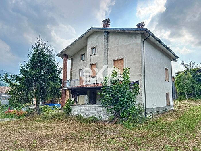Casa con 6 locali in vendita in Zavattarello
