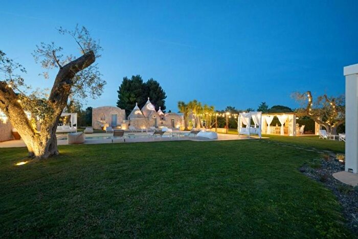 Casa con 14 locali in vendita in Ostuni