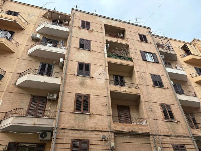 Appartamento trilocale in vendita in Via Francesco Paolo Perez, Palermo