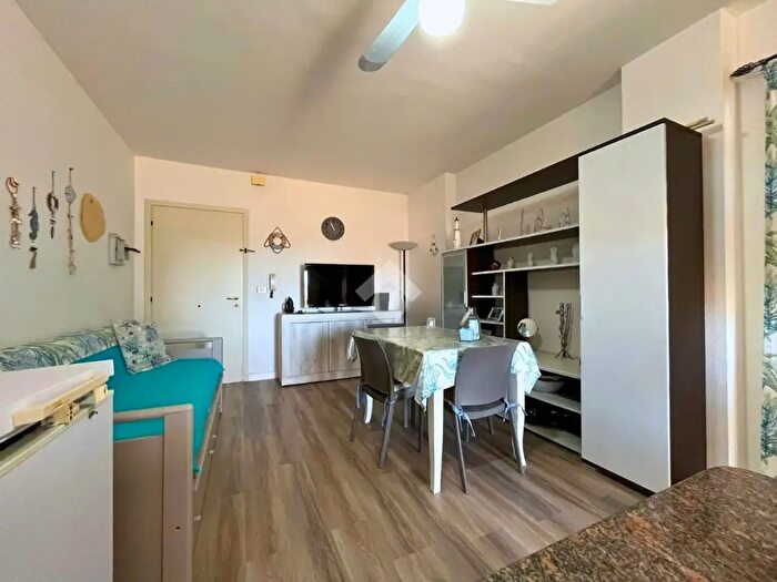 Appartamento trilocale in vendita in Traversa Seconda Viale del Sole, Lesina