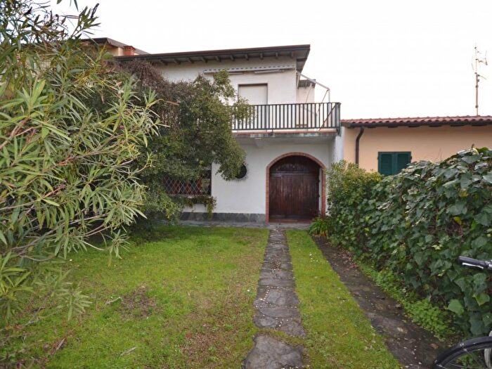 Casa con 6 locali in affitto in Pietrasanta