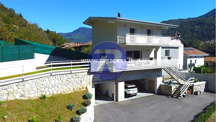 Casa con 8 locali in vendita in Via San Bernardino a Zogno Bg, Zogno