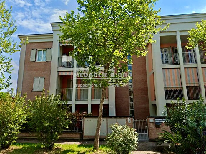 Appartamento con 5 locali in vendita in Via Leopardi, Modena