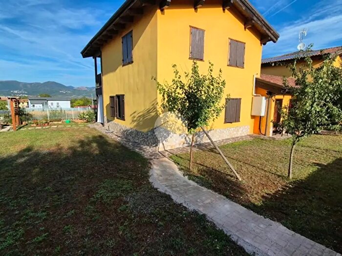 Casa con 5 locali in affitto in Via dell'Aquila, Pizzoli