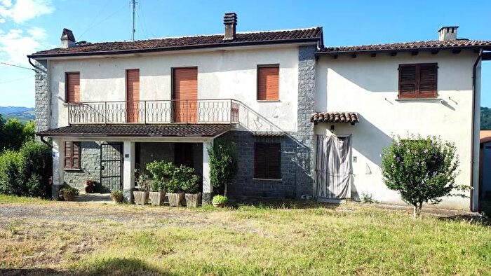 Casa con 11 locali in vendita in Montecalvo Versiggia