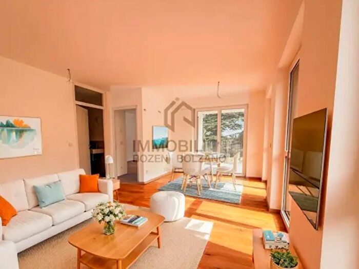 Appartamento trilocale in vendita in Via del Castello, Ora