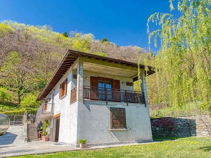 Casa con 9 locali in vendita in Pianello Del Lario