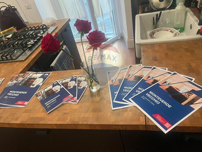 Appartamento con 5 locali in vendita in Via Giacinto Carini, Roma