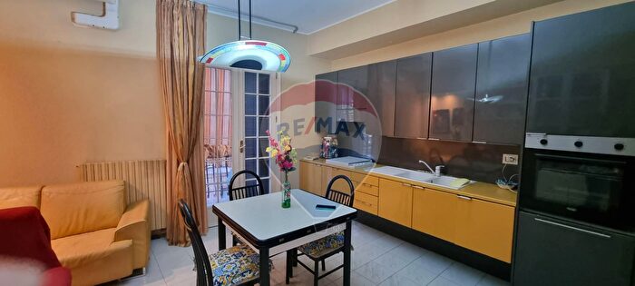 Appartamento con 6 locali in vendita in Via Varese, Paterno