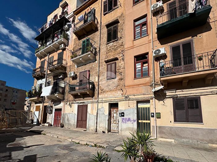 Appartamento trilocale in vendita in Via Re Manfredi, Palermo