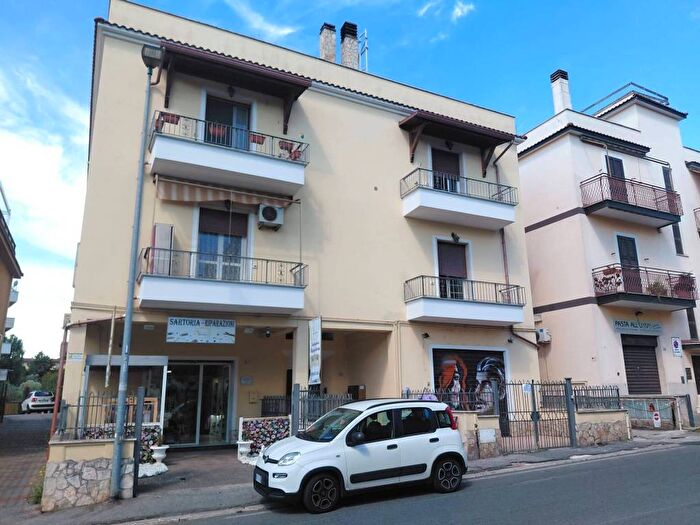 Appartamento trilocale in affitto in Viale dell'Unione, Centro, Guidonia Montecelio