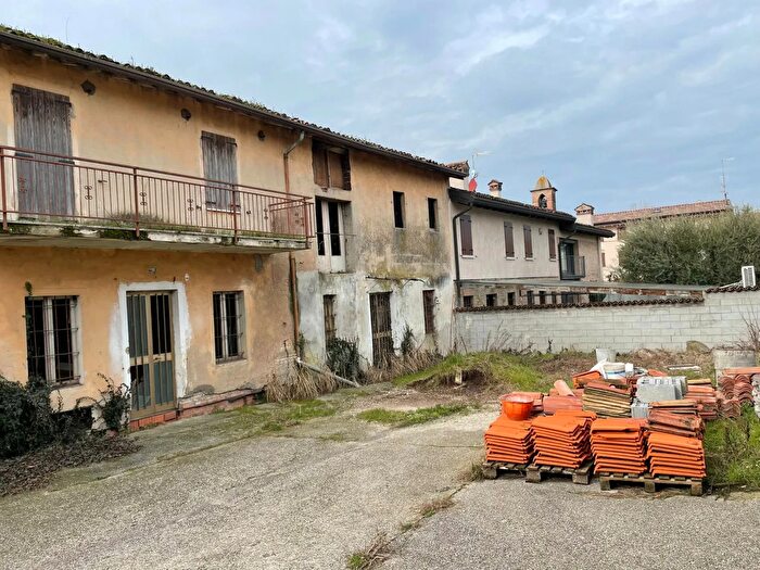 Casa quadrilocale in vendita in Via Morti dellAstore, Castiglione Delle Stiviere