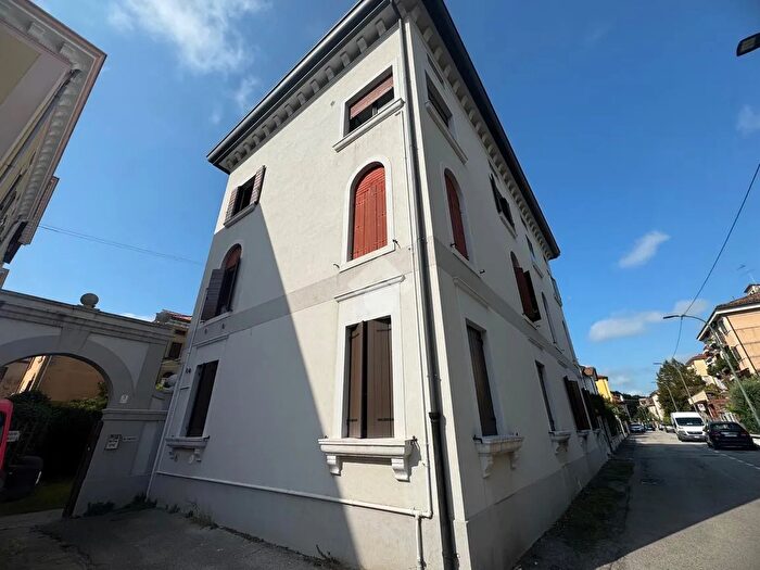 Appartamento trilocale in vendita in Via Adamello, Venezia