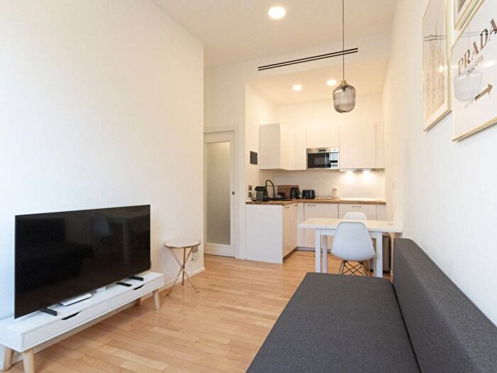 Appartamento trilocale in affitto in Via Arena, Ticinese, Milano