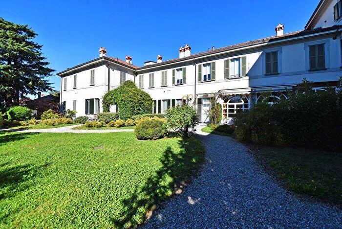 Casa con 5 locali in vendita in Besana In Brianza