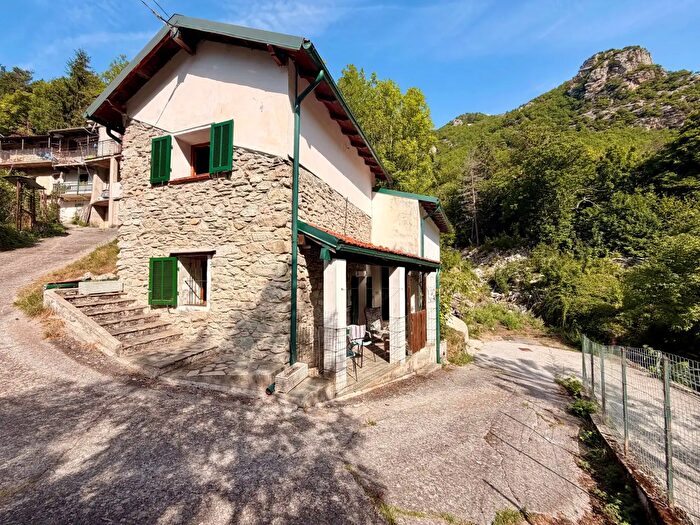 Casa trilocale in vendita in Frazione Cantarana, Ormea
