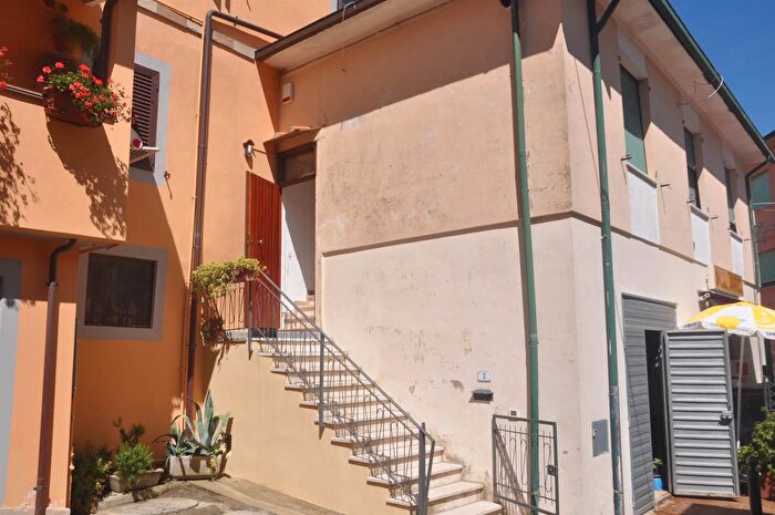 Appartamento trilocale in vendita in Castellina Marittima