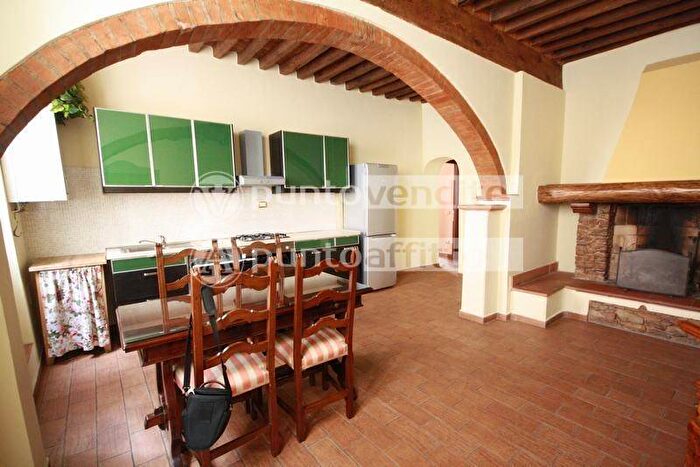 Appartamento trilocale in affitto in Via S Leonardo, Piazza Anfiteatro Torre Guinigi, Lucca