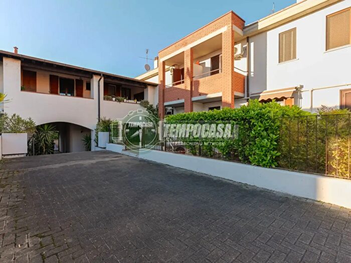 Casa quadrilocale in vendita in Via Roma a, Liscate