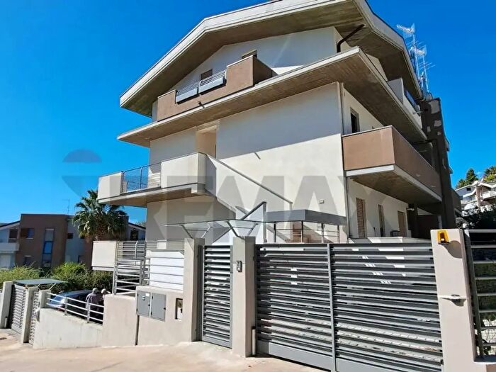 Appartamento con 8 locali in vendita in Via Passo Rolle, Montesilvano