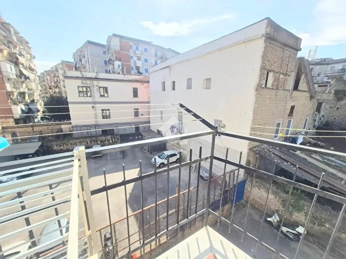 Appartamento trilocale in vendita in Via Alessandro Volta, Napoli