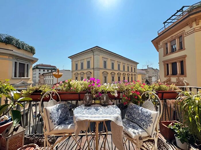 Appartamento con 7 locali in vendita in Via Nardi, Firenze