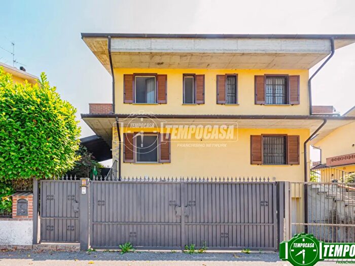 Casa trilocale in vendita in Via G Leopardi, Cura Carpignano