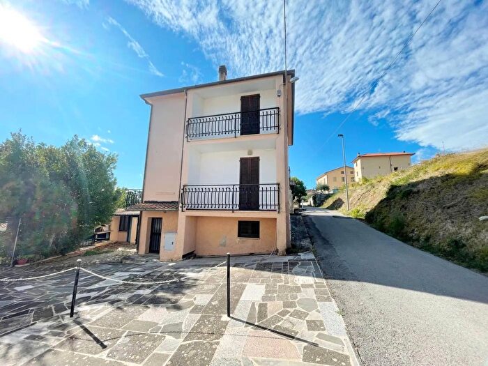 Casa con 6 locali in vendita in Torre Calzolari Gubbio, Gubbio
