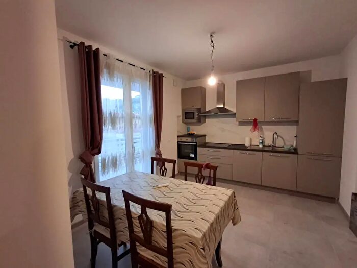 Appartamento trilocale in affitto in Capraia E Limite
