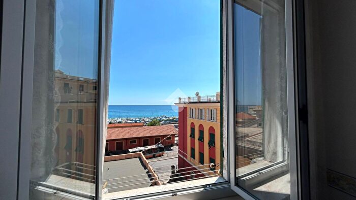 Appartamento trilocale in vendita in Via Chiaramone, Genova