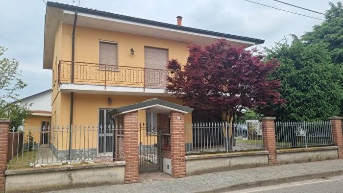 Casa con 5 locali in vendita in Pandino