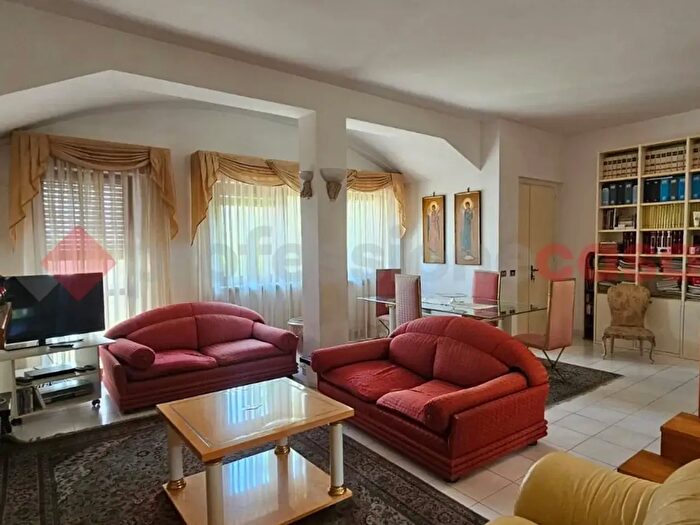 Casa con 6 locali in vendita in Viale Crotone, Catanzaro