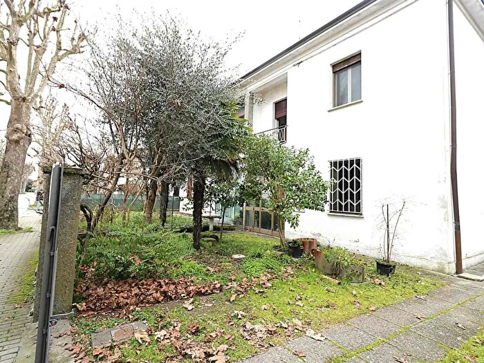 Casa con 9 locali in vendita in Fusignano