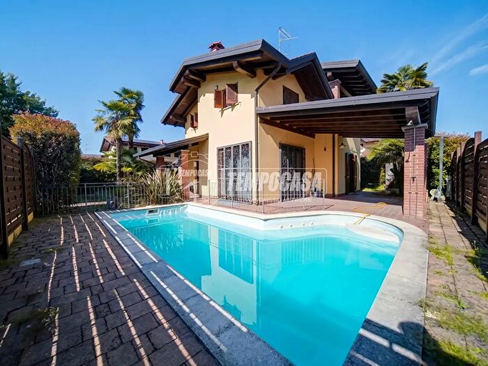 Casa con 5 locali in vendita in Via Monte Bianco, Pombia