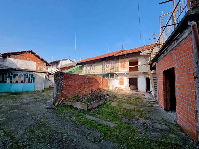 Casa con 9 locali in vendita in Via San Martino, Montanaro