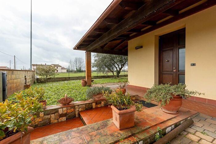 Casa con 8 locali in vendita in Via SantIsidoro, Cascina