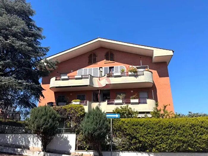 Appartamento trilocale in vendita in Via Giacomo Laurenzani, Roma