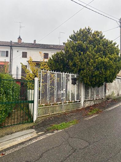 Casa con 9 locali in vendita in Paderna