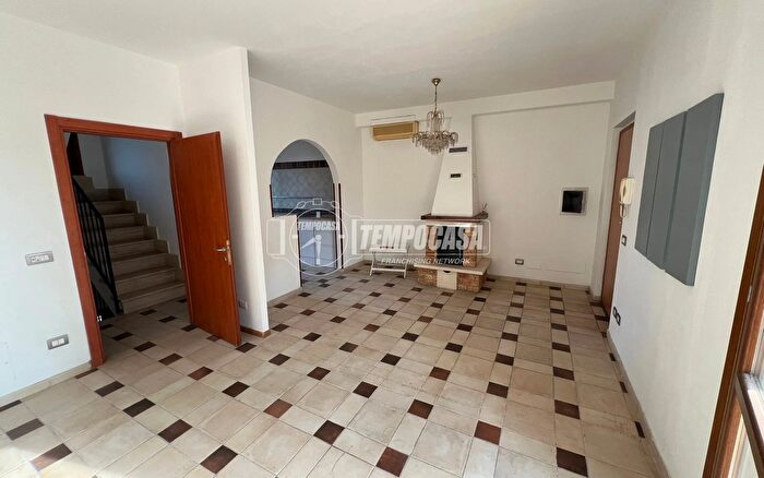 Casa quadrilocale in vendita in Via Bassignana, Roma