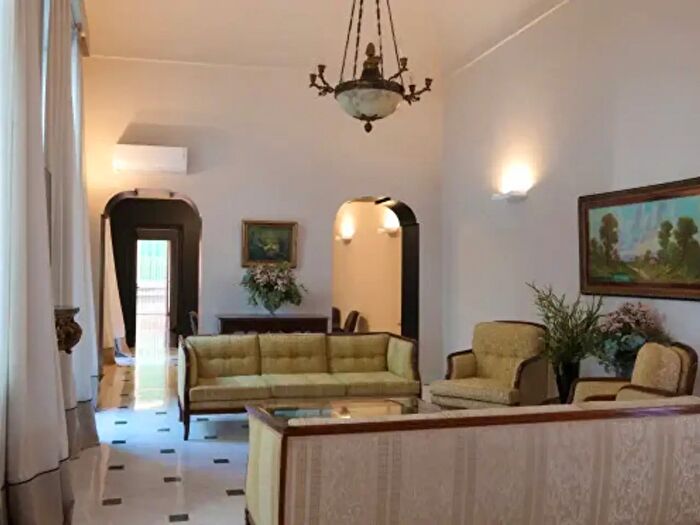 Appartamento con 6 locali in vendita in Piazza Giulio Rodinò, Napoli