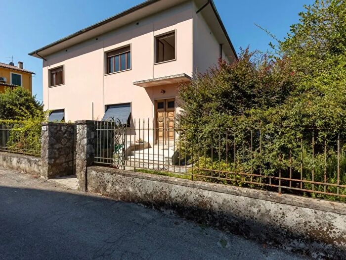 Appartamento con 7 locali in vendita in Via Teresa Bandettini, Lucca
