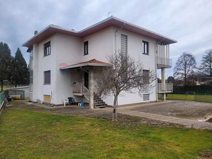 Casa con 6 locali in vendita in Via Giuseppe Garibaldi, Gargallo