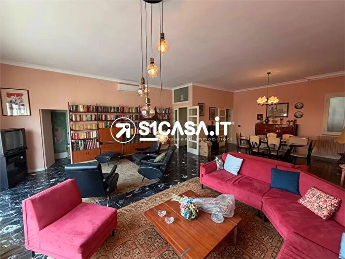 Casa con 9 locali in vendita in Via l Manara, Galatone