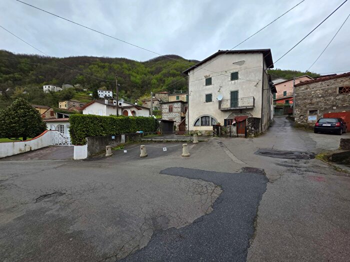 Casa con 6 locali in vendita in Via San Leonardo, Piazza Al Serchio
