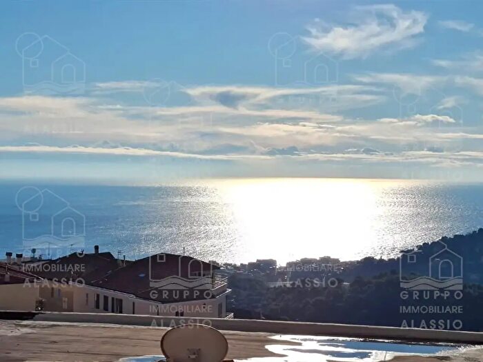 Appartamento trilocale in vendita in Via Vincenzo Pelle, Alassio