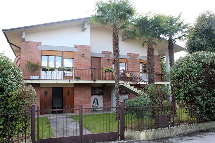 Casa con 8 locali in vendita in Porcia