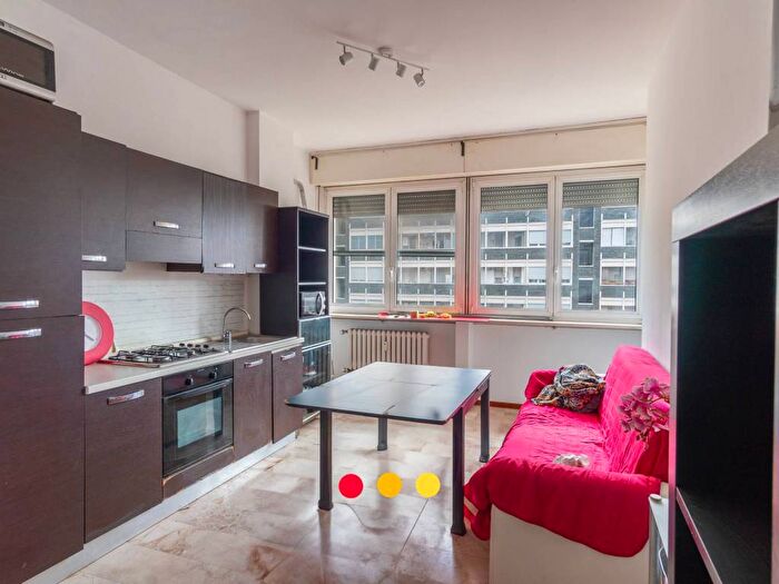 Appartamento trilocale in affitto in Via dei Guarneri, Vigentino Fatima, Milano