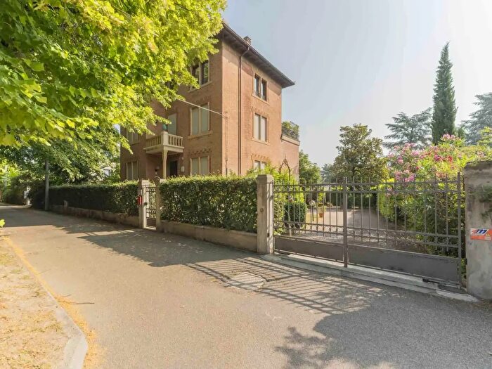 Casa con 9 locali in vendita in Viale Falzoni Gallerani, Cento