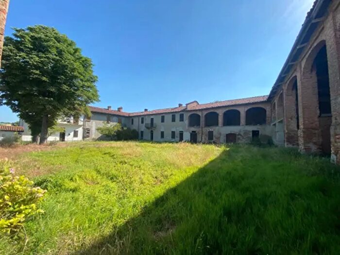 Casa con 6 locali in vendita in Via Massano, Calliano