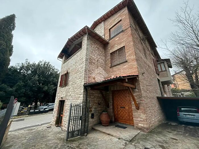 Appartamento con 5 locali in affitto in Via di Porta Romana, Gubbio